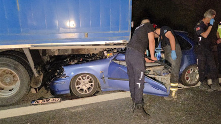 Bursa’da otomobil kamyona çarptı: 1 ölü, 1 ağır yaralı