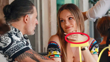 Çocuk doğurmayan karısından ayrılıp genç sevgili bulmuştu... Nişan yüzüğü gösteriyor galiba... Hemen çekelim şunu Çocuk doğurmayan karısından ayrılıp genç sevgili bulmuştu... Nişan yüzüğü gösteriyor galiba... Hemen çekelim şunu