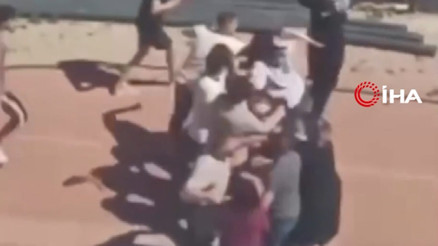 Sopaların kullanıldığı kavgada kadınlar saç baş birbirine girdi