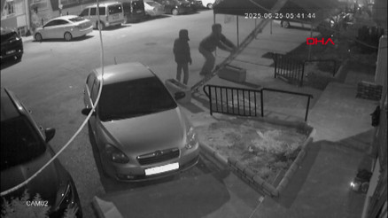 Müzisyenin evine seyyar merdivenle tırmanan şüpheliler kamerada