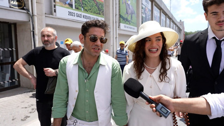 Gazi Koşusuna ünlü isimler akın etti Hipodromda şıklık yarışı