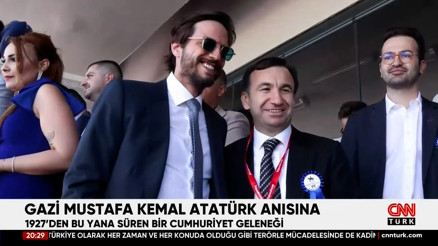 Gazi Koşusuna ünlü isimler akın etti Hipodromda şıklık yarışı