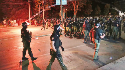 Sırbistan’da erken seçim protestosu… Belgrad’da sokaklar karıştı