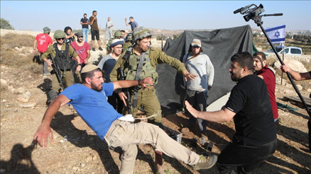 İsrailli yerleşimciler İsrail askerlerine saldırdı