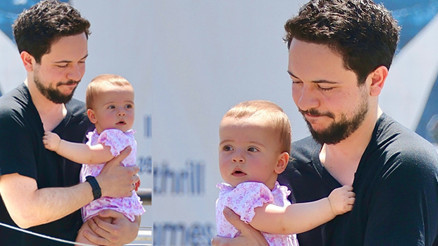 Sevinçten uçup bütün bebeklere altın dağıtmıştı... Daha geçen yıl heyecanlı bir baba adayıydı... Şimdi kucağında kızıyla bir yaşına daha girdi