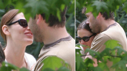 Varsa eski karısı, yoksa eski karısı... Senin yanında, yamacında bir evim olsa keşke... Varsa eski karısı, yoksa eski karısı... Senin yanında, yamacında bir evim olsa keşke...