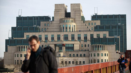 İngilterenin hedefinde yabancılar var: Başka ülke vatandaşlarına tüm faaliyetlerini bildirme zorunluluğu