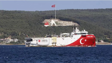 Sismik araştırma gemisi Oruç Reis, Çanakkale Boğazı’ndan geçti