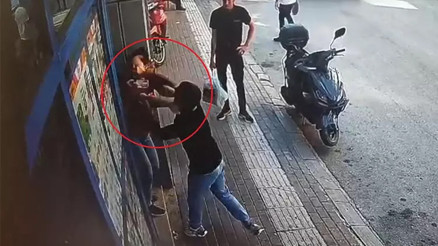 Kasiyere yumruklu saldırı kamerada