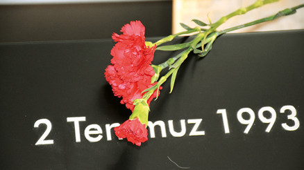 Madımak’ın acısı dinmiyor: 32. yıl karanfili