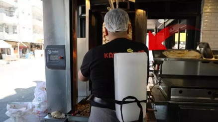Dönercilerden Adana usulü serinleme: Vücutlarına kalıp buz koyuyorlar