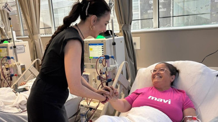 Eylem Şenkaldan diyaliz hastalarına moral ziyareti