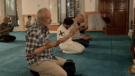 Orman yangınlarının son bulması için vatandaşlar camide dua etti