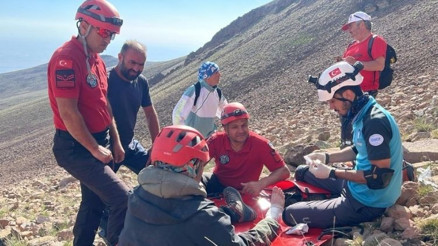 Erciyes Dağında 2 kişi mahsur kaldı, 7 saatlik çalışma sonucunda kurtarıldı