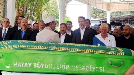Bakan Bayraktar, vefat eden teyzesinin Hataydaki cenaze törenine katıldı