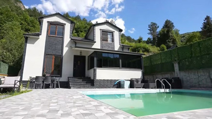 Ünlü model 2 katlı muhteşem dağ evinin kapılarını açtı Ünlü model 2 katlı muhteşem dağ evinin kapılarını açtı