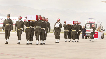 Şehitler için Hakkâri’de tören yapıldı... Yüreğimiz 12 parça Şehitler için Hakkâri’de tören yapıldı... Yüreğimiz 12 parça