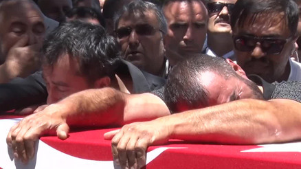 Pençe Kilit Bölgesinde şehit olan askerlerimiz için memleketlerinde tören | Yürekleri dağlayan anlar: Tabuta sarılıp gözyaşlarına boğuldular Pençe Kilit Bölgesinde şehit olan askerlerimiz için memleketlerinde tören | Yürekleri dağlayan anlar: Tabuta sarılıp gözyaşlarına boğuldular