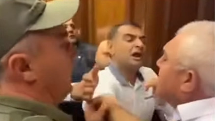 Ermenistanda meclis karıştı: Vekiller birbirine girdi