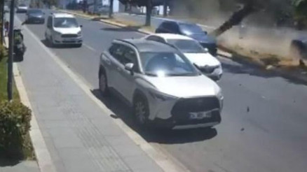 İstanbul’da feci kaza Ağaca çarpıp karşı şeride geçti: 4 yaralı