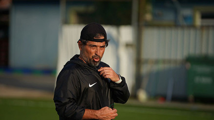 İlhan Palut: En zor dönemleri yaşıyor, yönetimle takımı kurmaya çalışıyoruz İlhan Palut: En zor dönemleri yaşıyor, yönetimle takımı kurmaya çalışıyoruz