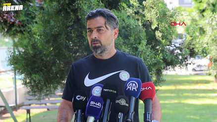 İlhan Palut: En zor dönemleri yaşıyor, yönetimle takımı kurmaya çalışıyoruz İlhan Palut: En zor dönemleri yaşıyor, yönetimle takımı kurmaya çalışıyoruz