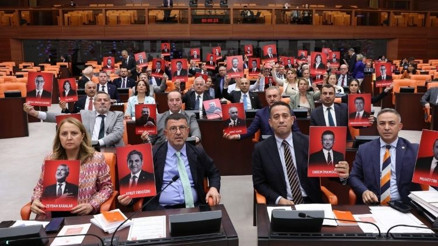 TBMM Genel Kurulunda CHPli vekillerden soruşturma protestosu