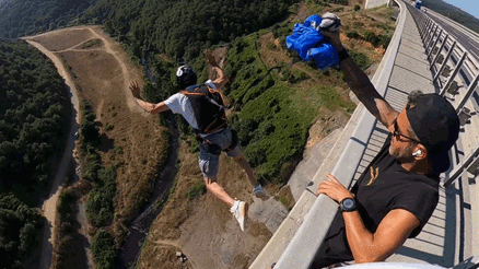 86 metrelik viyadükten paraşütle atladılar... Adrenalin dolu anlar görüntülendi