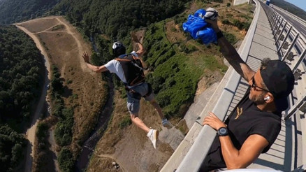 İstanbul’da 86 metrelik viyadükten paraşütle atladılar