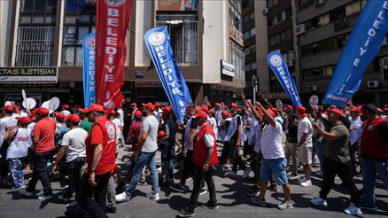İzmir Büyükşehir Belediyesinin işten çıkardığı işçiler eylemlerini sürdürüyor