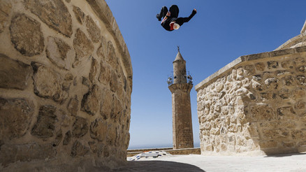 Red Bull Sporcuları Hazal Nehir ve Lilou Ruel, Tarihi Mardin Çatılarında Sınırları Zorladı Red Bull Sporcuları Hazal Nehir ve Lilou Ruel, Tarihi Mardin Çatılarında Sınırları Zorladı