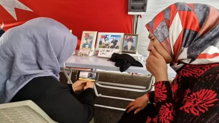 Evlat nöbetindeki anne: Silahların bırakılması, çocuklarımızın bırakılması demek Evlat nöbetindeki anne: Silahların bırakılması, çocuklarımızın bırakılması demek