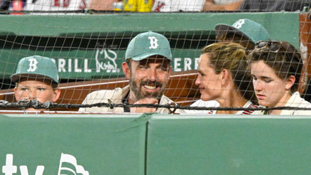 Ne aptalmışım ben... Seni nasıl aldattım da yuvamızı yıktım Başını taşlara vuruyor ama artık çok geç... Ne aptalmışım ben... Seni nasıl aldattım da yuvamızı yıktım Başını taşlara vuruyor ama artık çok geç...