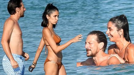 Suda şakalaşıp eğlendiler... Baş başa deniz keyfi