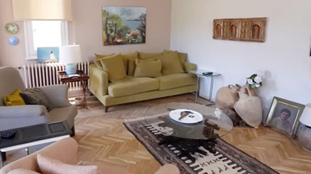 Salonun ortasında dev küpler var... Usta sanatçı evinin kapılarını açtı