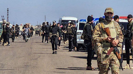 Suriyede tansiyon yükseldi Aşiretler arasındaki gerginlik çatışmaya dönüştü: Çok sayıda ölü var... 9 asker rehin Suriyede tansiyon yükseldi Aşiretler arasındaki gerginlik çatışmaya dönüştü: Çok sayıda ölü var... 9 asker rehin