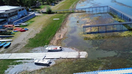 İznik Gölünde korkutan görüntü...En büyük iskelesi karaya oturdu