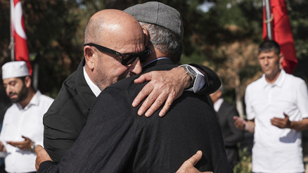 15 Temmuzda tarihi emri vermişti Emekli Korgeneral Zekai Aksakallı, şehit Ömer Halisdemirin mezarını ziyaret etti 15 Temmuzda tarihi emri vermişti Emekli Korgeneral Zekai Aksakallı, şehit Ömer Halisdemirin mezarını ziyaret etti