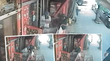 Dondurma çalarken yakalandı, geri verip tekrar çaldı O anlar kamerada