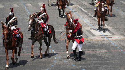 Ulusal günde dehşet anları: Kılıcıyla kulağını kesti