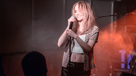 Ünlü şarkıcı hastane yatağından fotoğraf paylaştı: Dar pantolon giymekten fıtık oldum