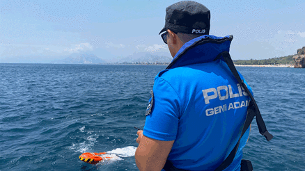 Antalyada deniz polisinden yeni çözüm: Uzaktan kumandalı can simitleriyle hayat kurtarıyorlar