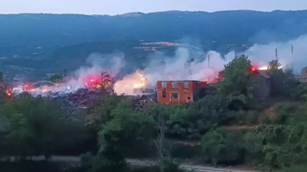 Bolu’da 2 ev ve 10 samanlığın yandığı yangının boyutu gün ağarınca ortaya çıktı