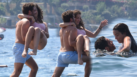 Ünlü oyuncu ve sevgilisinin aşk tatili Denizde şov...