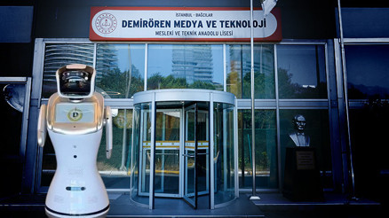 Türkiyede ilk kez Demirören Medya ve Teknoloji Lisesinde açılan bölümü robot tanıtıyor