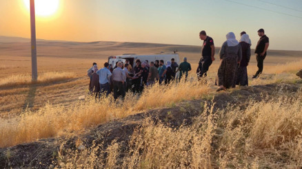 Tarım işçilerini taşıyan minibüs şarampole yuvarlandı: 17 yaralı