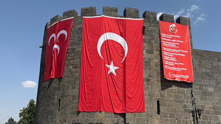 Diyarbakırda Terörsüz Türkiyeye destek: MHP ve Türk bayrakları asıldı