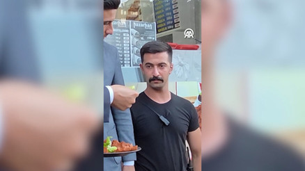 Vali ikram sırasında marulun içine çiğ köfte koymayı unuttu; görüntüler tebessüm ettirdi