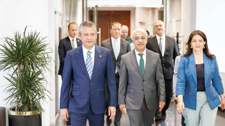 Özel’den ‘kırmızı çizgi’ vurgusu