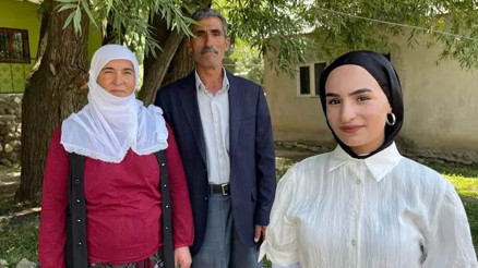 YKS sonrası kızını çiçeklerle karşılamıştı Çimen, aldığı puan ile babasını gururlandırdı